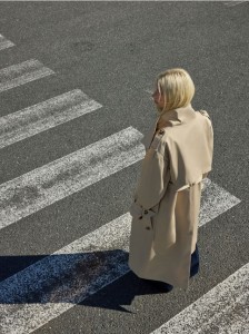 Dwurzędowy trencz z paskiem - beżowy