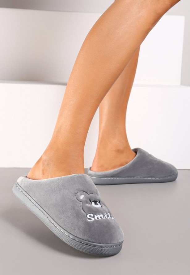 Szare Kapcie Welurowe z Ozdobną Naszywką i Futerkiem Naorita