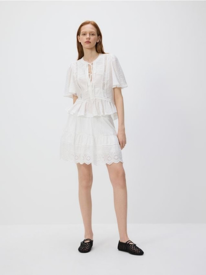 Spódnica mini z ażurowym dołem - złamana biel