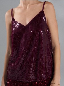 Elegancki top z połyskującymi aplikacjami - bordowy