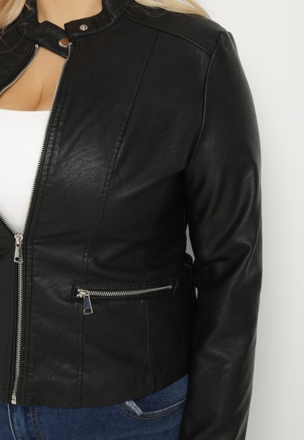 Czarna Kurtka Ramoneska Ozdobiona Paskiem pod Szyją Milvezia