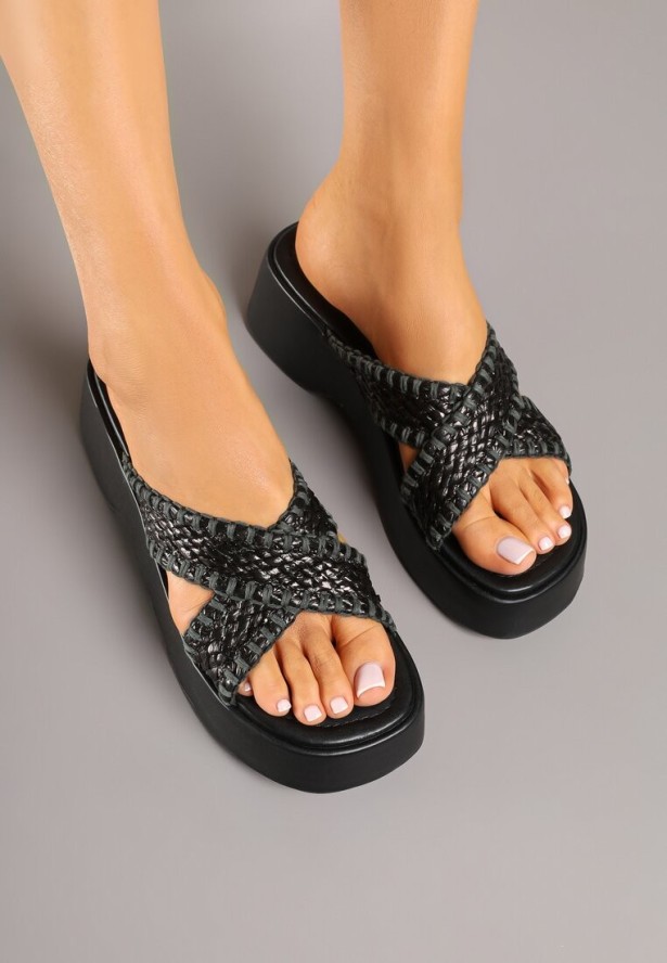 Czarne Klapki ze Skrzyżowanymi Paskami z Plecionki Naldell