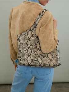 Torebka na ramię z kosmetyczką w wężowy wzór - wielobarwny