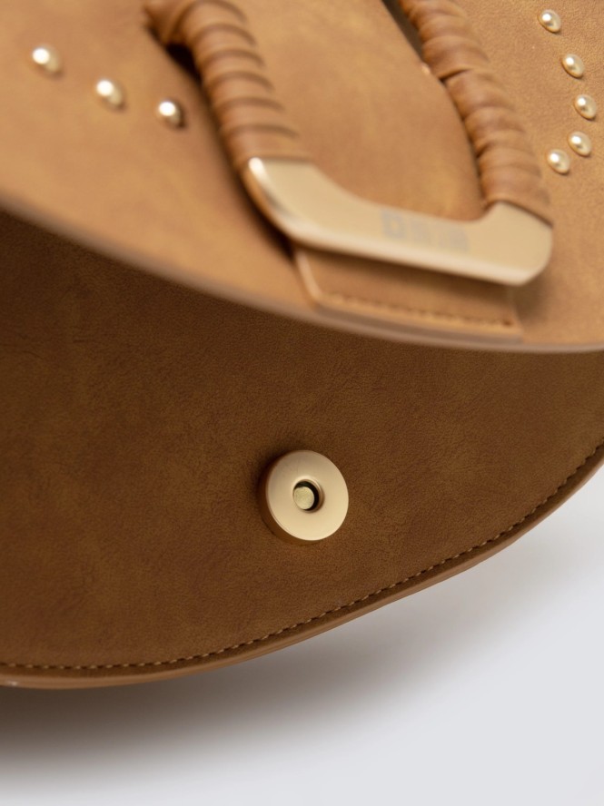 Torebka damska crossbody z ozdobną klamrą i nitami brązowa Lulua 803