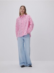 Koszula z ozdobnym haftem - intensywny róż