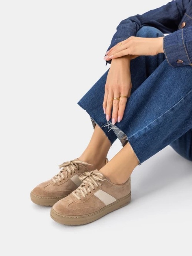 Piaskowe sneakersy z jasnym paskiem