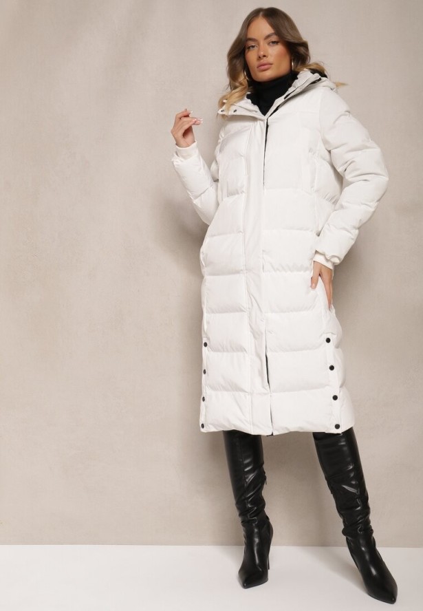Biała Pikowana Kurtka o Długim Kroju z Kapturem i Ściągaczami Zapinana z Boku na Napy Siarielia