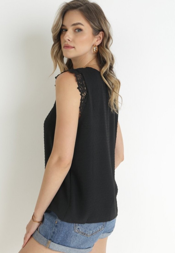 Czarna Bluzka Top z Ażurową Falbanką Wokół Ramion z Tkaniny Plumeti Vinda