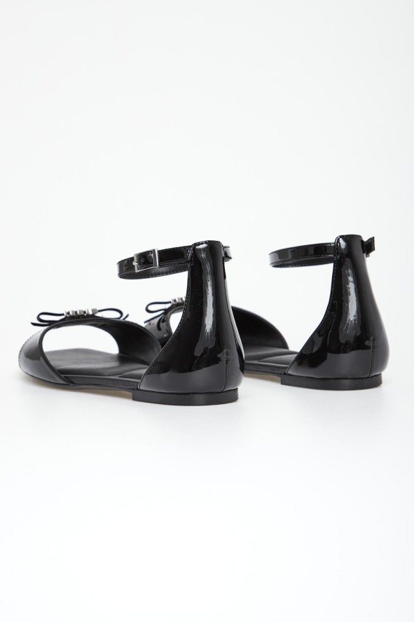 Sandały damskie lakierowane DKNY