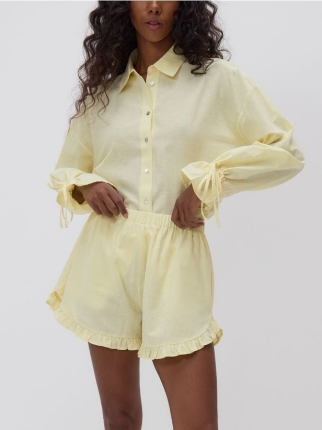 Bawełniane szorty z falbankami - jasnożółty