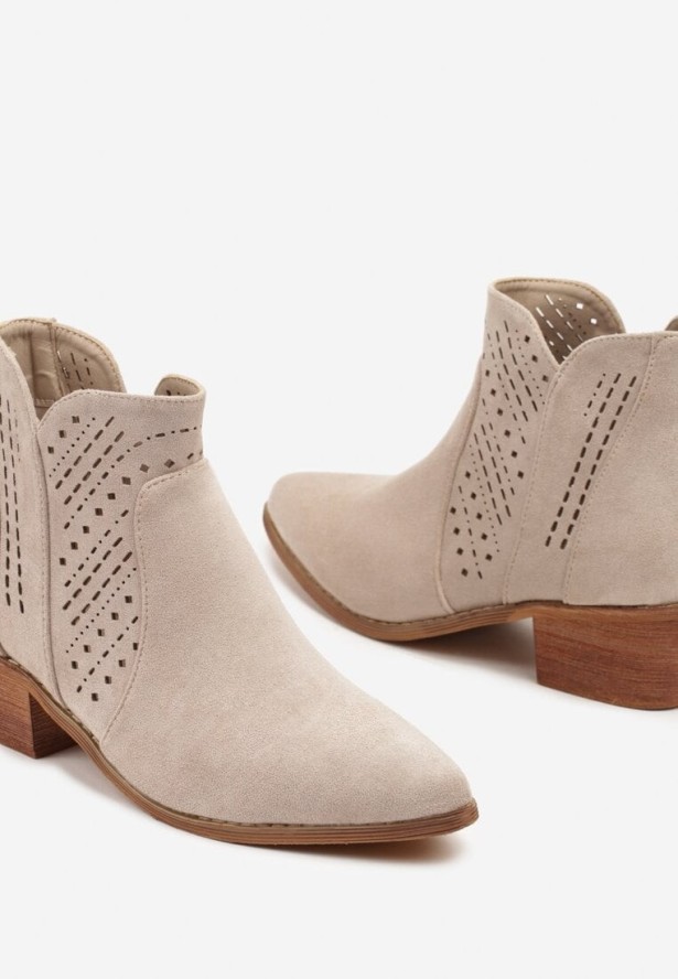 Jasnobeżowe Botki Kowbojki Vices na Słupku z Ażurową Cholewką Selahra