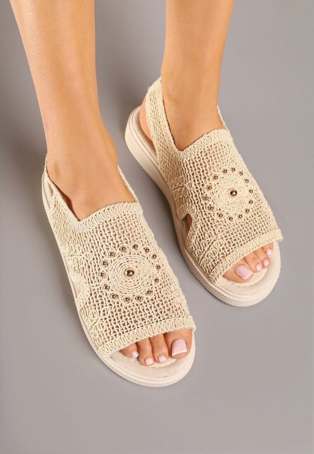 Beżowe Szydełkowe Sandały z Elastycznym Paskiem i Metaliczną Aplikacją Mailisa