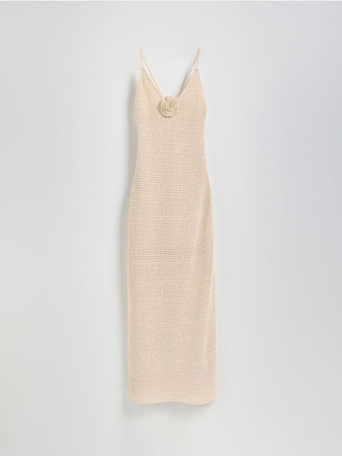 Dzianinowa sukienka z różą - beżowy