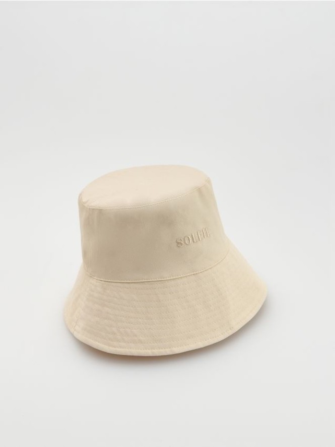 Kapelusz bucket z haftowanym napisem - złamana biel