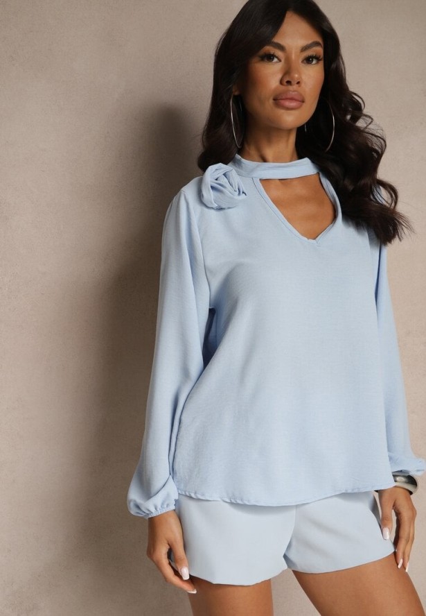 Jasnoniebieska Bluzka z Ozdobnym Kwiatem Tolna