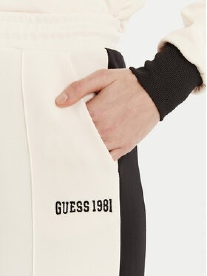 Guess Spodnie dresowe V5RB00 KCO72 Écru Regular Fit