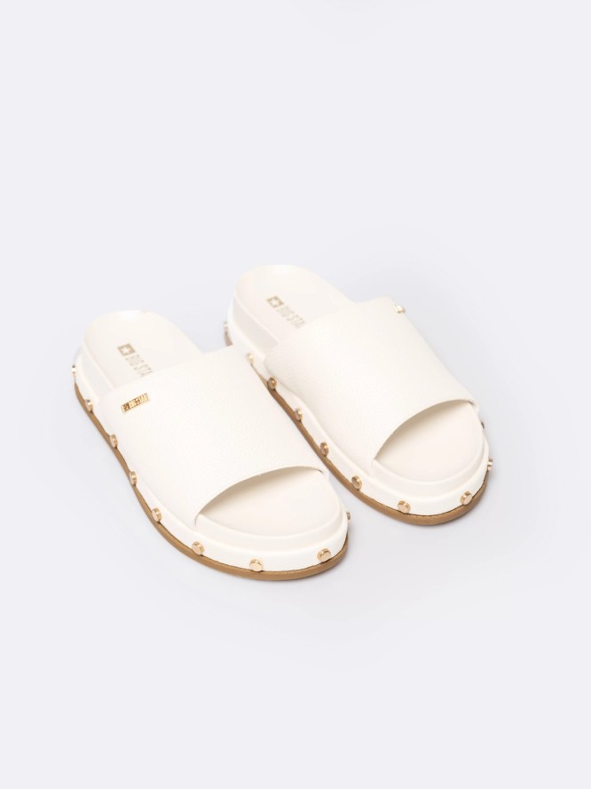 Klapki damskie na podwyższonej podeszwie z ozdobnymi nitami białe RR274216 101