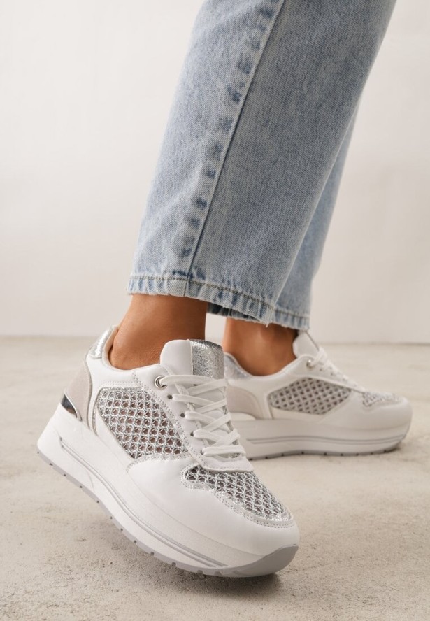 Białe Sneakersy na Platformie Ozdobione Metalicznymi Wstawkami i Siateczką Zitina