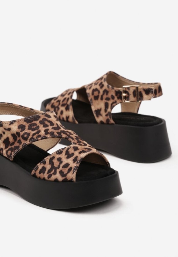 Panterkowe Sandały na Grubej Podeszwie z Asymetrycznymi Wycięciami Kamilra