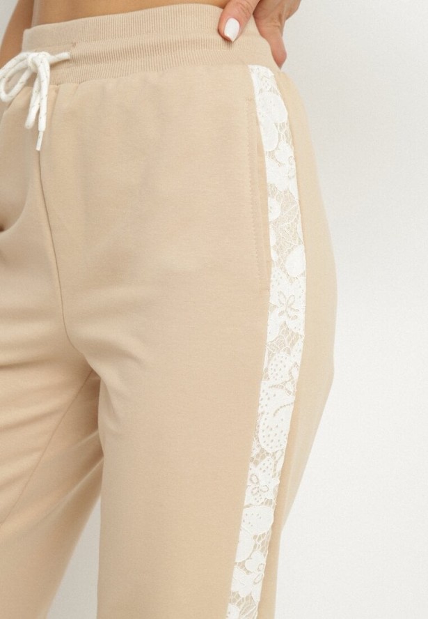 Beżowe Spodnie Dresowe z Bawełną i Wysokim Stanem Ozdobione Koronką Evarose