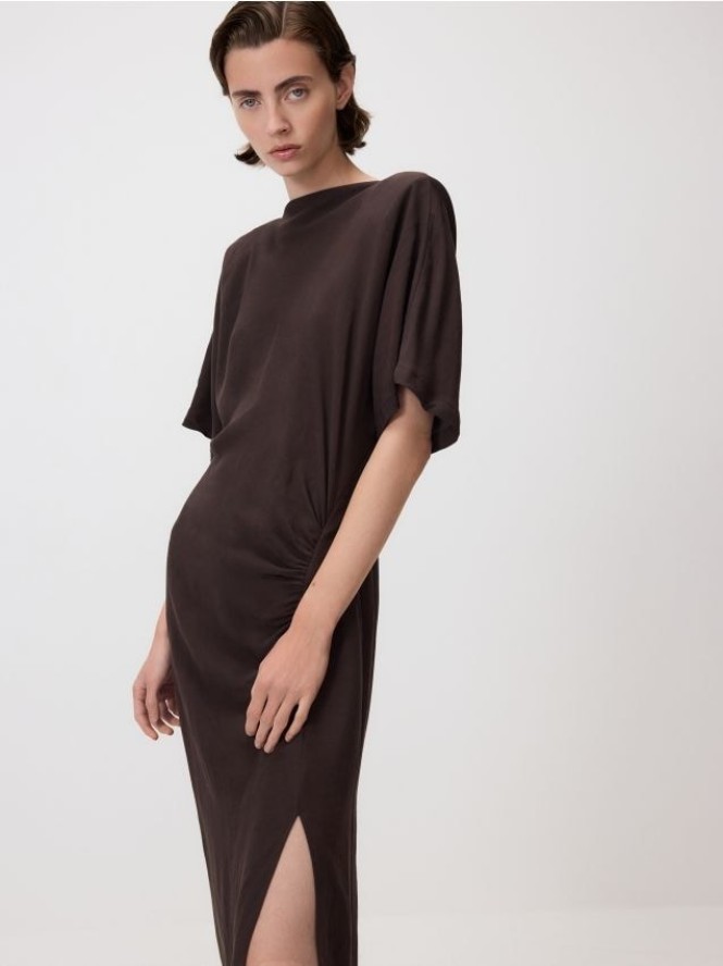 Sukienka z wiskozą - brązowy