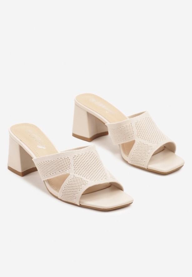 Beżowe Klapki na Trapezowym Obcasie z Biżuteryjnym Zdobieniem Adivily