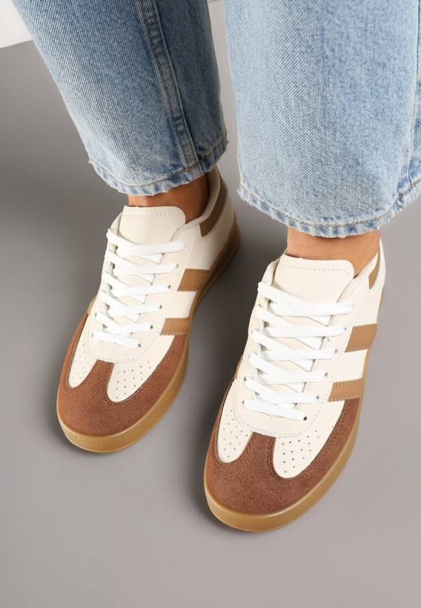 Beżowo-Białe Sneakersy Typu Kultowe Tenisówki z Ozdobnymi Przeszyciami Selfia