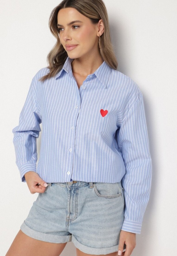 Jasnoniebieska Koszula o Kroju Oversize z Delikatne Paski z Haftem w Kształcie Serca Talaviela