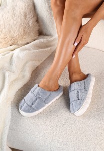 Szare Kapcie na Płaskiej Podeszwie z Futerkiem i Geometrycznym Motywem Naolivia