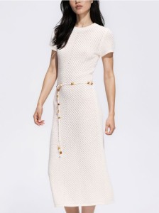 Dzianinowa sukienka z paskiem - kremowy