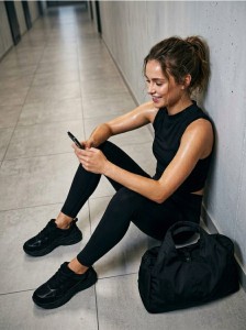 Top z marszczeniami - czarny