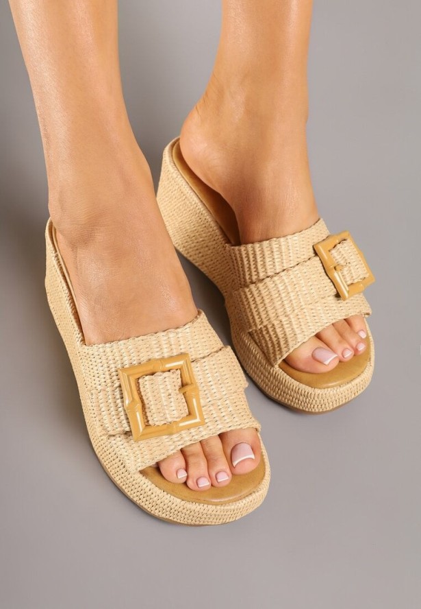 Beżowe Klapki na Koturnie z Ozdobną Klamrą i Plecionką Deladira