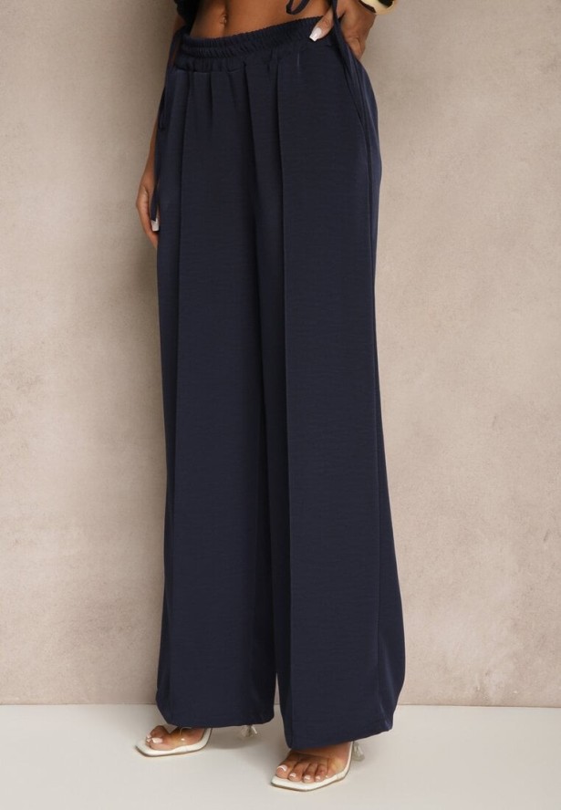 Granatowy Komplet Spodnie o Szerokim Kroju i Kopertowa Bluzka ze Ściągaczem Reavilora