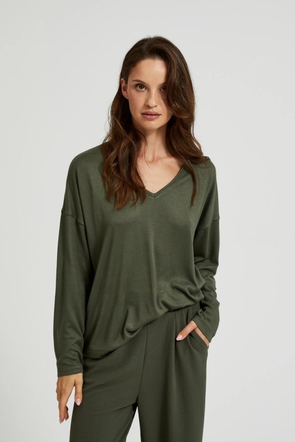 Sweter z dekoltem w serek i obniżoną linią ramion oliwkowy