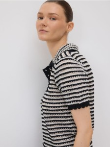 Ażurowy sweter polo - wielobarwny