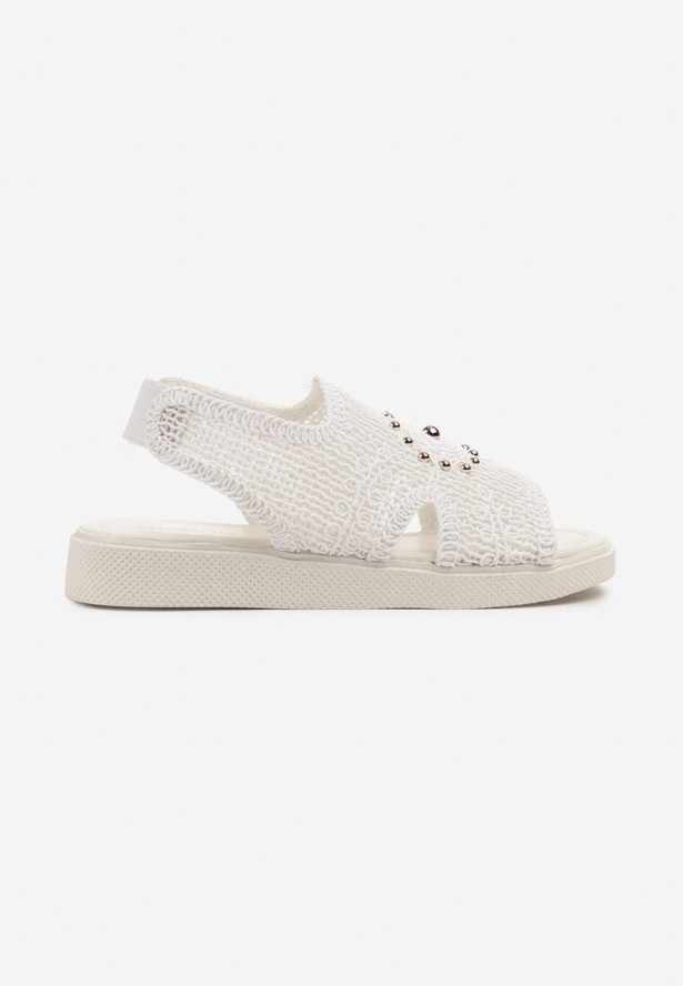 Białe Szydełkowe Sandały z Elastycznym Paskiem i Metaliczną Aplikacją Mailisa