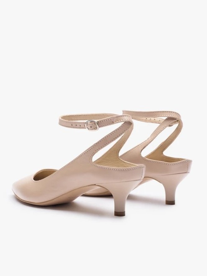 Beżowe czółenka kitten heels ze skóry licowej