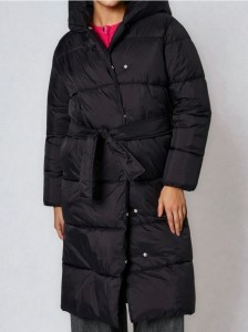 Pikowany płaszcz z kapturem - czarny