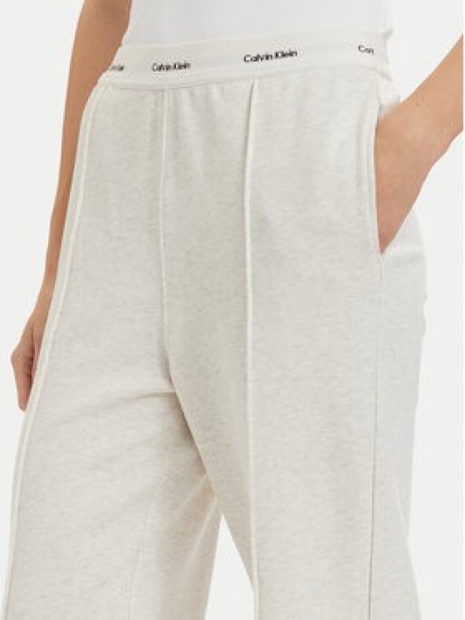 Calvin Klein Jeans Spodnie dresowe LV047G253G Kremowy Relaxed Fit