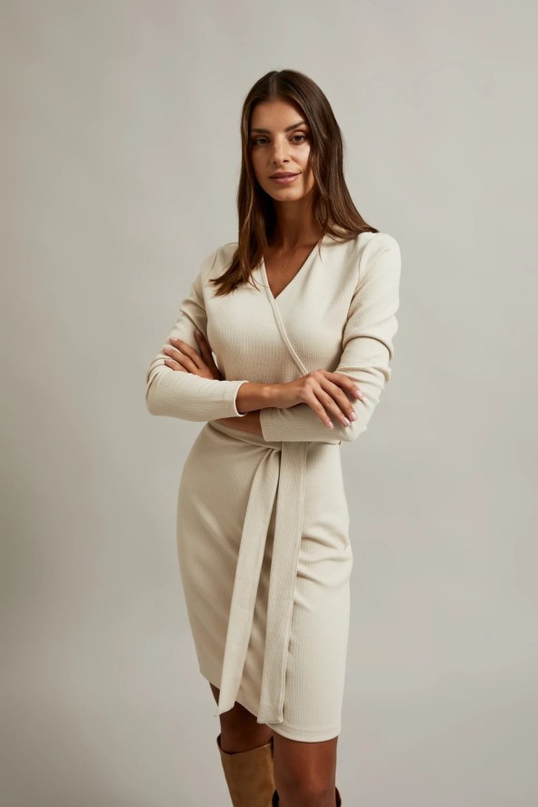 Dzianinowa sukienka o dopasowanym fasonie beżowa