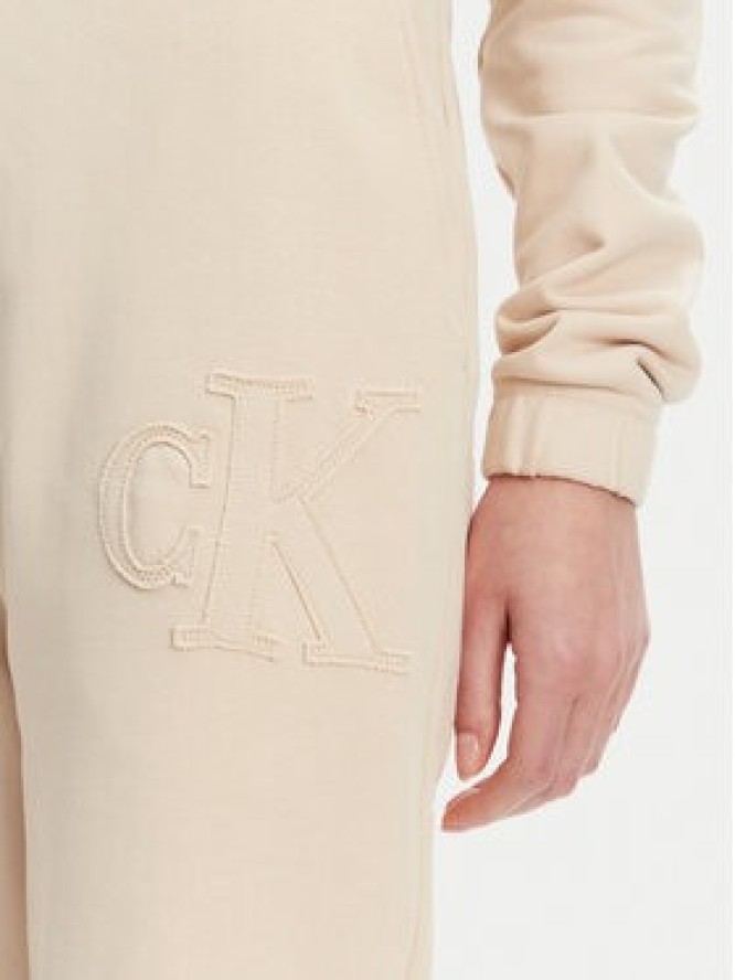 Calvin Klein Jeans Spodnie dresowe J20J225355 Beżowy Regular Fit