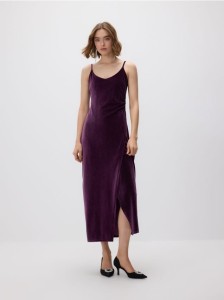 Sukienka maxi z asymetrycznym rozcięciem - ciemnofioletowy