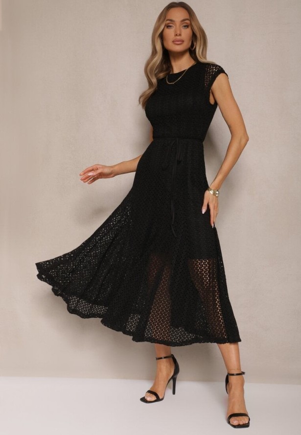 Czarna Ażurowa Sukienka o Rozkloszowanym Kroju Ozdobiona Paskiem Galorena