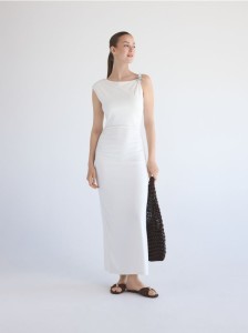 Sukienka z ozdobnym detalem - złamana biel