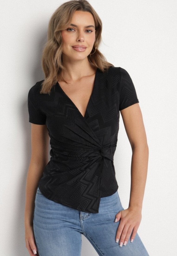 Czarna Kopertowa Bluzka z Wiskozą z Krótkim Rękawem i Marszczeniem w Talii Alliven