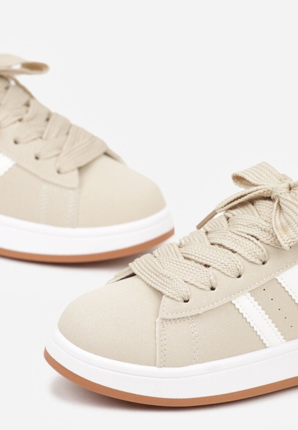 Beżowo-Białe Sneakersy z Ozdobnymi Naszywkami z Boku Galdexis