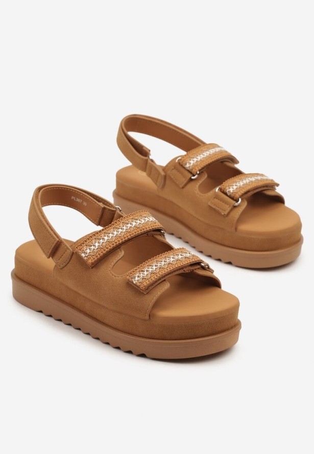 Brązowe Sandały na Grubej Podeszwie z Zapięciem na Rzep i Ozdobnym Haftem Soricca