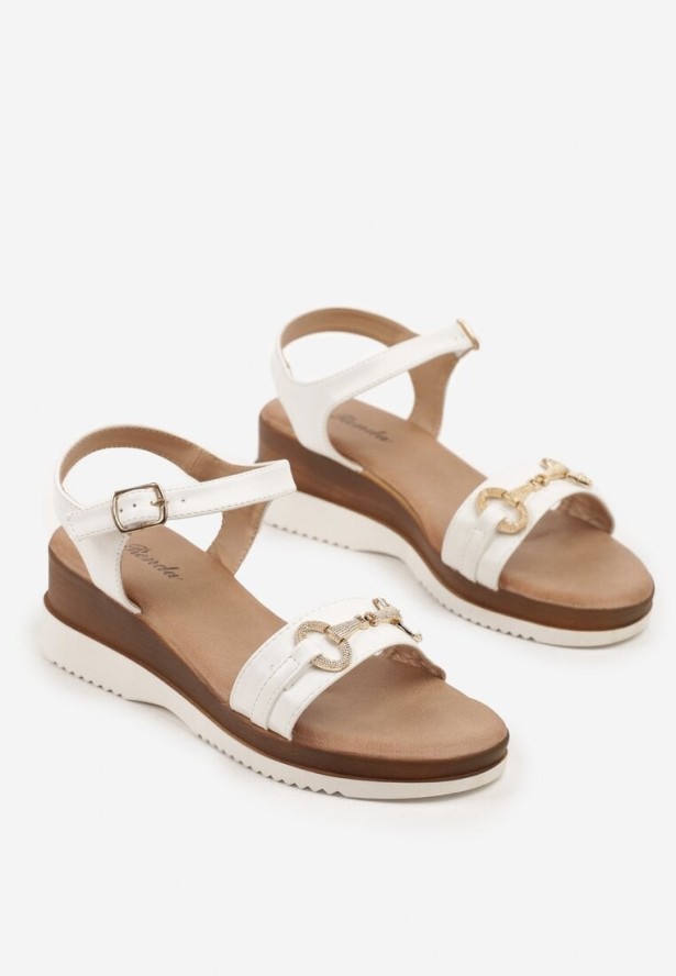 Białe Sandały na Niskim Koturnie z Ozdobną Aplikacją Tanavessa