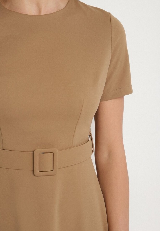 Ciemnobeżowa Rozkloszowana Sukienka Ozdobiona Paskiem Desianna