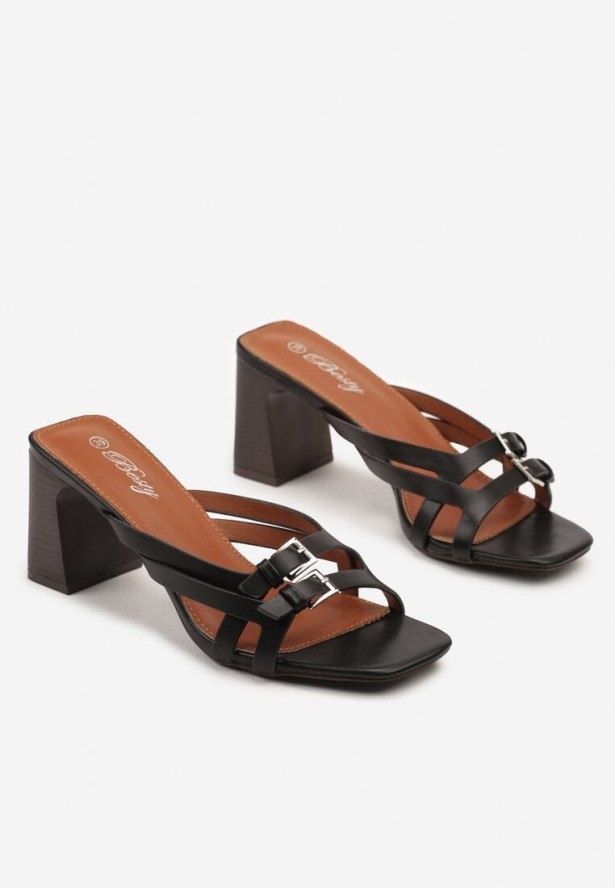 Czarne Klapki na Słupku z Ozdobnymi Klamrami Nevale